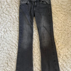 Svarta bootcut jeans från Gina Tricot - Snygga svarta jeans från Gina Tricot Young. Bootcut och lågmidjade. storlek 164 men passar storlek XS/S, stretchiga