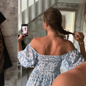 Sommarklänning  - Blommig sommar klänning som bara är använd ett fåtal gånger 🌸(inte mina bilder)