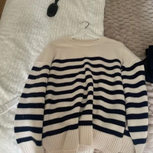 Randig stickad  - Helt ny aldrig använt i äkta ull ny pris 800kr 