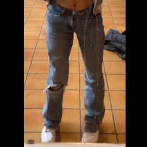 Jeans  - Jeans från Gina som ej kommer till användning längre💗 om du inte har några frågor så är de bara att trycka på köp nu💗