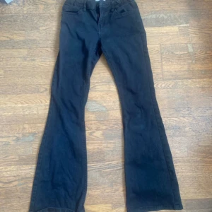 Svarta bootcut byxor från Lindex - Sköna bootcut byxor från Lindex. Låg-midjade och stretchiga, använts en del men märks ändå inte.