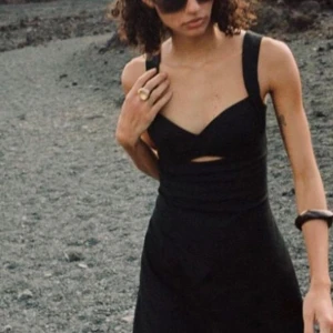 Svart miniklänning med cutout! - Svart miniklänning med cutout. I linneblandning tyg. Mycket bra skick, aldrig använd. Lapp kvar men bortklippt.