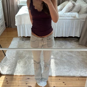 Low waist bootcut jeans från Nelly  - Säljer ett par ljusgrå jeans med fickor där bak modellen är bootcut och low waisted i storlek 36 💗 dem är i bra skick och inte tecken på slitage 💗 kontakta för fler frågor 💗 köparen står för frakten 💗