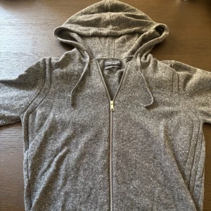 Mörk grå stickad tröja  - Säljer denna feta mörkgråa zip hoodien från Marc O’polo. Använd ett fåtal gånger och i väldigt bra skick. Storlek XL