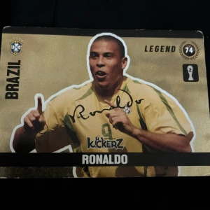 Ronaldo Legend - Säljer ett Ronaldo (R9) kort som har ett uppskattat värde på ca 28 dollar. Kortet har bra skick och pris kan diskuteras.