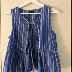 Blå randig poplin topp med knyt - Söt knytblus från gina i M. Passar som en S och använd en gång.