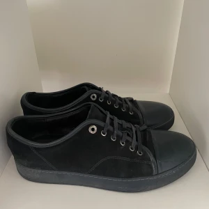 Mörkblå Lanvins - Tja säljer mina lanvins då de inte kommer till nå användning längre. De är storlek 7 i UK som motsvarar 41 men de e lite större i storleken. De e i bra skick fast har satt en lagninglapp bak i hälen. Finns också en repa på captoen men den ser man knappt. Skriv om det skulle va något. Finns ingen box