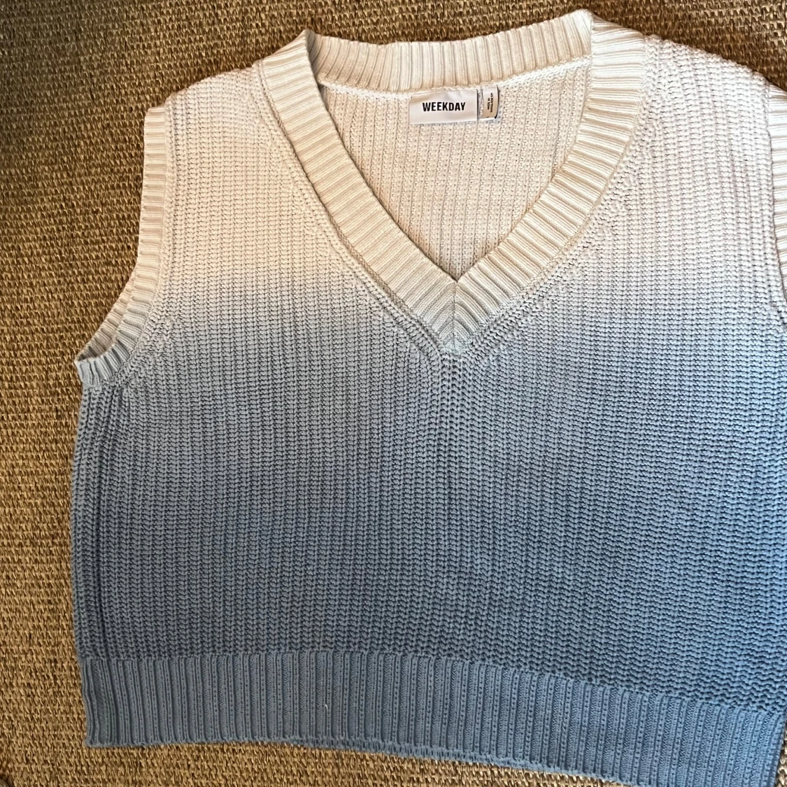 Stickad väst i ombre från Weekday