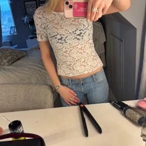 Vit blommig spetsblus - Jätte söt topp, dock är toppen klippt längst ner för den var för lång men man ser inte det