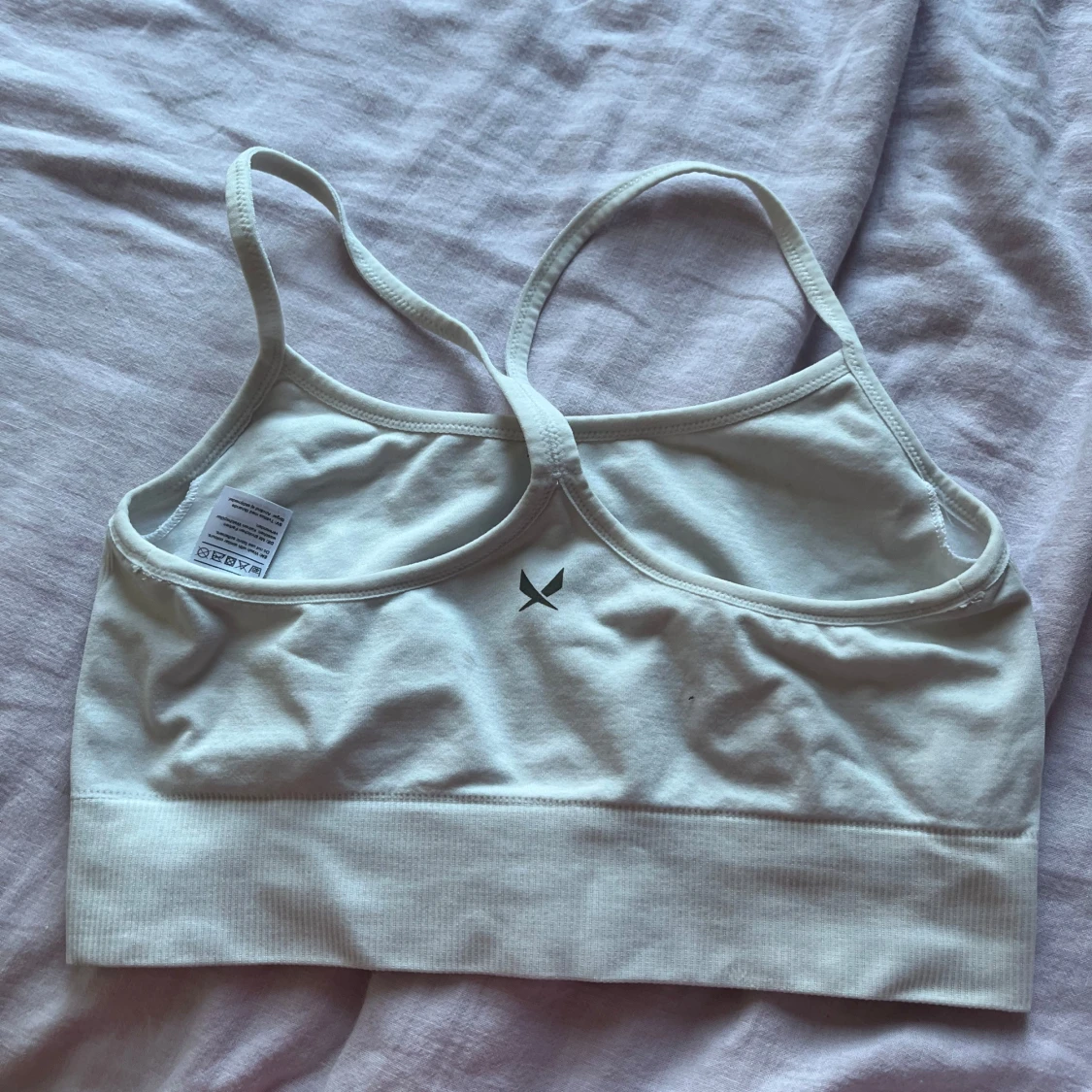 Vit linnetopp med smala axelband - 1