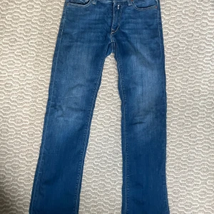 Replay New Luz bootcut jeans blå - Snygga blå jeans från Replay, modell New Luz med bootcut passform. Klassisk femficksdesign, lågmidja och coola detaljer som kontrastsömmar. Perfekta för dig som gillar en tidlös och avslappnad look.
