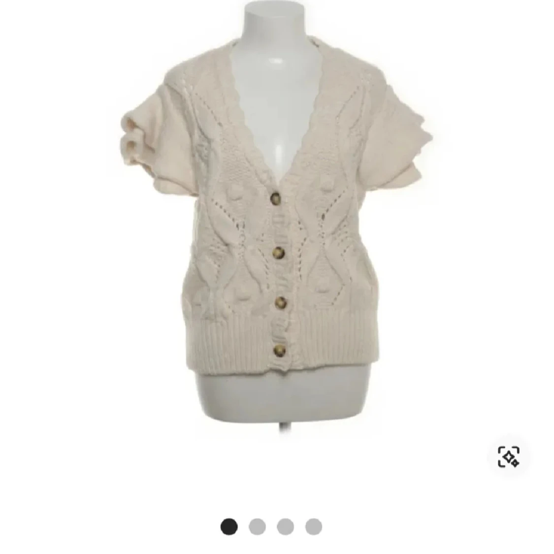 Beige stickad kofta med kort ärm