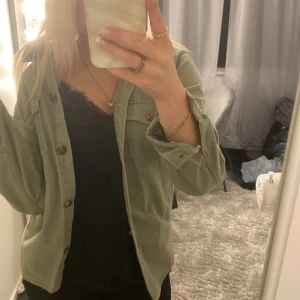 Grön jeansjacka - Snygg ljusgrön jeansjacka, den är i storlek 158 men passar mig som har S i vanliga fall. Den är overzise, och i bra skick. Säljer jackan pågrund av att den inte kommer till användning. Den är i bra skick, inga defekter.