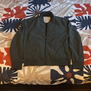 Säljer en ESPRIT jacka - Säljer en still ren ESPRIT jacka storlek S, färg olivgrön och svart inuti. Använt väldigt få gånger. Ordinarie pris 600kr 💸, säljer för 200 och pris kan diskuteras 