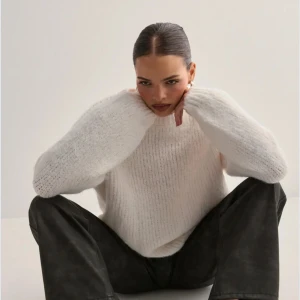 Vit fluffig stickad tröja - Supermjuk stickad tröja, har bara använt den några få gånger så den är i ett jättebra skick. Köpte den för 500kr på Nelly, men den är från märket pieces💗