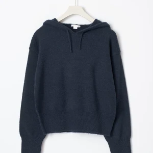 Mörkblå stickad hoodie med huva - Stickad hoodie ifrån Gina!