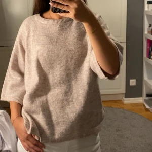 Stickad T-shirt  - Stickad beige/rosa t-shirt 💗