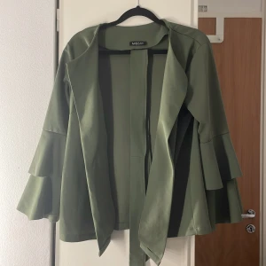 Grön blues från Missäy - Jättefin blues från Missäy som var lång från början men som jag klippte och sydde så det blev en blues med bälte till. Aldrig använd