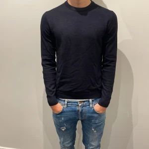 Marinblå merinoullströja These Glory Days - Snygg marinblå tröja från These Glory Days i mjuk 100% merinoull. Nypriset ligger ungefär på 800 kr men vi säljer den för 599. Tröjan är i mycket bra skick och har används bara enstaka gånger. Storleken är L men den kan även passa M.