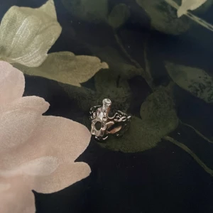 Silvrig ring - Cool  ring i silverfärgad metall med organiskt mönster och öppningsbar baksida. Ringen har en unik, skulptural design som verkligen sticker ut och passar perfekt för dig som gillar statement-smycken. Går att ändra storlek på ringen men har själv inte lyckats för att den är trög men den passar på mitt lång finger där jag skulle behöva storleken 18,5mm. Metallen är även rostfri