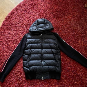 Svart pufferjacka från Moncler - Svart jacka  från Moncler. Inga hål eller andra defekter. Använd ett par gånger, under denna sommar. Hör av er vid intresse eller fler bilder 