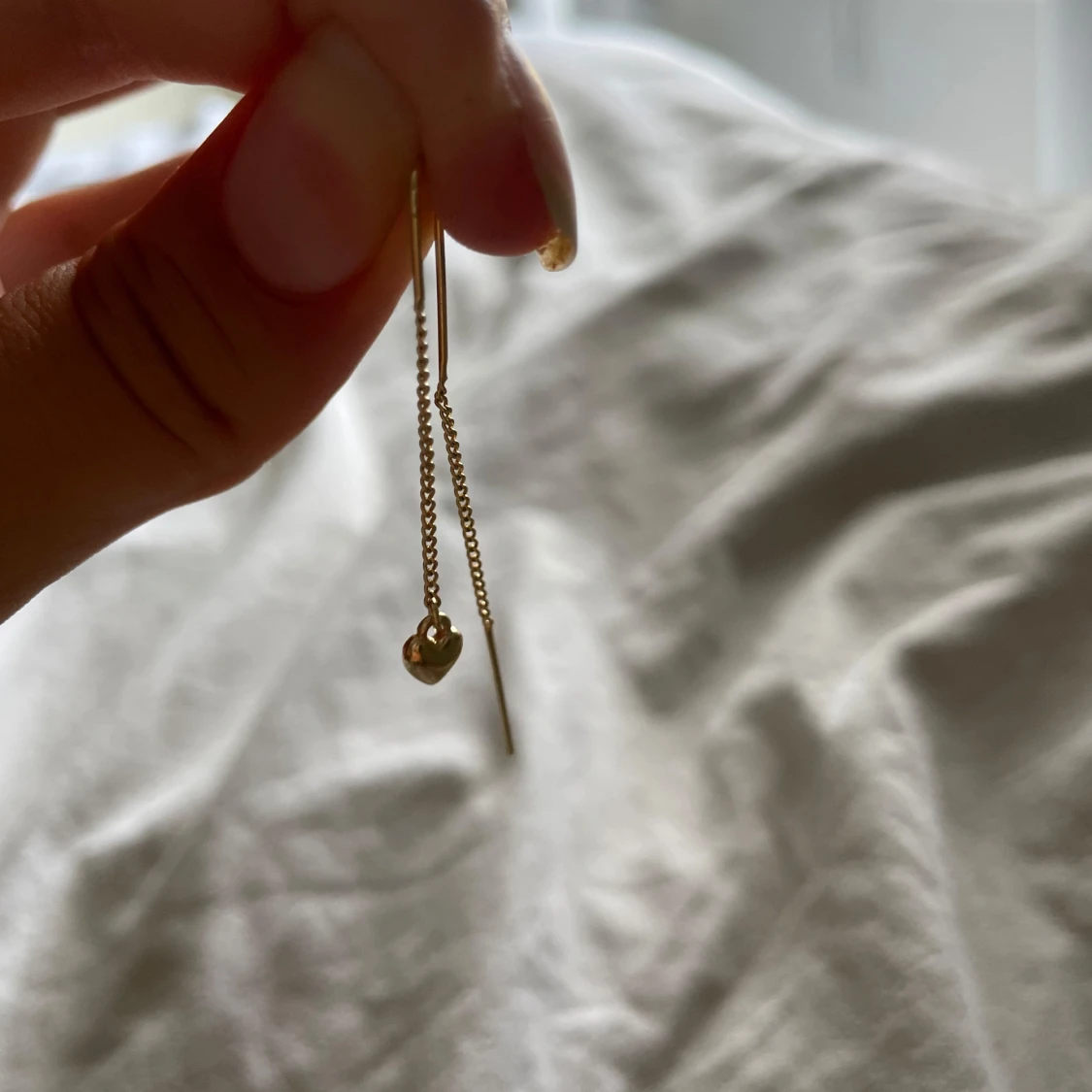 Guldiga örhängen med hjärtan från pilgrim 