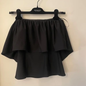 Svart offshoulder topp - Supersnygg svart offshoulder topp från Zara med volangdetalj. Aldrig använd