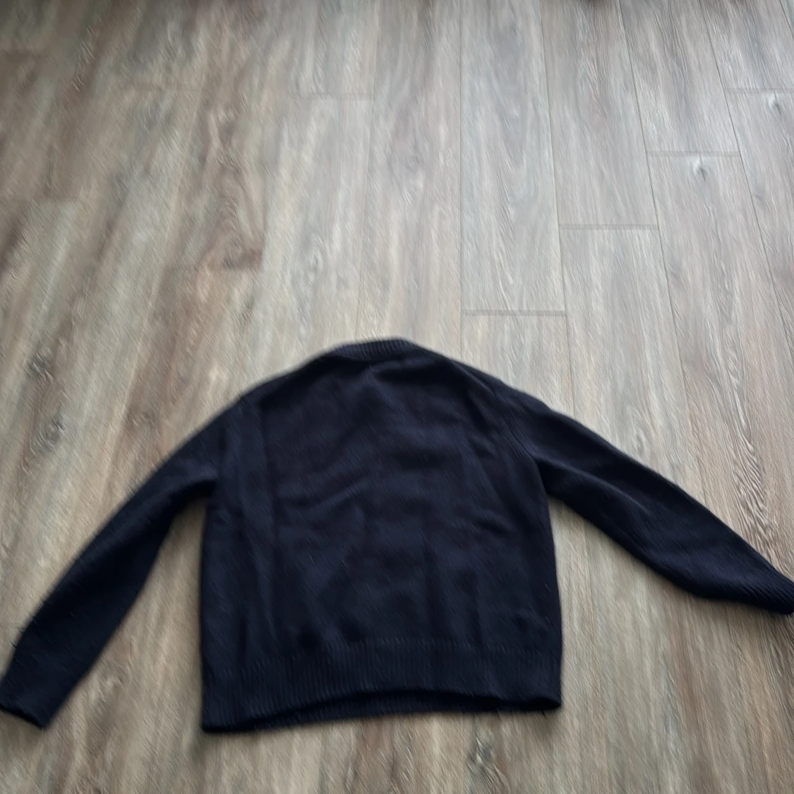 Mörkblå stickad tröja med rund hals - 1