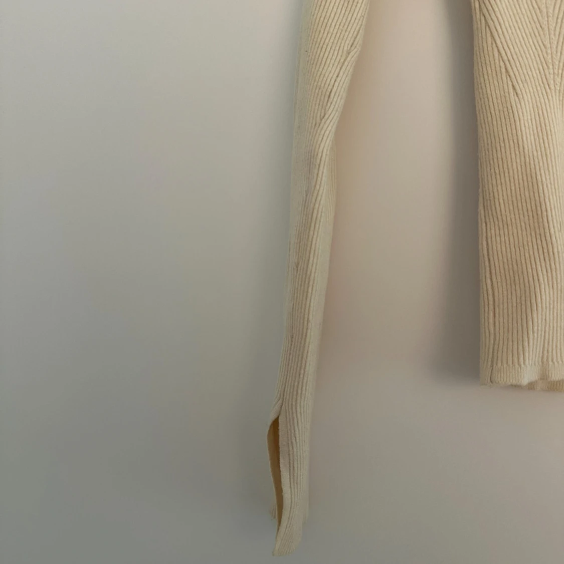 Ribbad ljusbeige topp från gina tricot - 3