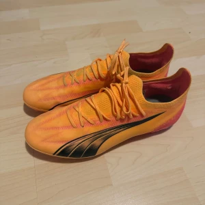 Puma Ultra Ultimate MG Forever Faster Orange (Konstgräs) - Använda endast 2-3 gånger och helt som nya. Nypris 2500kr.