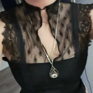 Svart spetstopp perfekt till fest  - Supersnygg svart topp med spets och krage man kan välja att knäppa. Ärmlös modell med v-ringning och fina spetskanter. Skriv gärna om ni har frågor eller vill ha mått med fler bilder💕💕