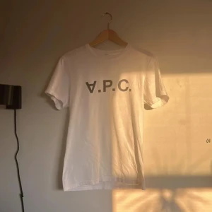 Apc t shirt - Riktigt fet och eftertraktad A.P.C t shirt i storlek S i bra skick! Är lite osäker på äktheten så därför är priset på 399, nypris runt 1000! Tveka inte med att ställa frågor om du har några tankar eller funderingar!