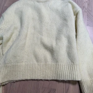Stickad tröja från zara - Supermysig ljusgul stickad tröja från Zara i storlek S. Änvönd sparsamt!❤️
