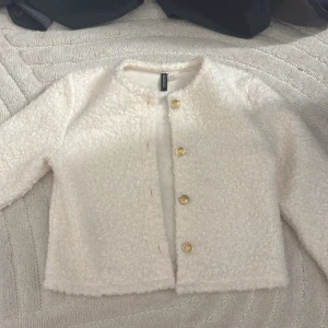 Vit teddyjacka  - Supermjuk och fluffig vit teddyjacka  i storlek XS. Jackan har rund hals, lång ärm och snygga guldiga knappar framtill. Helt oanvänd och får med en extra knapp💓