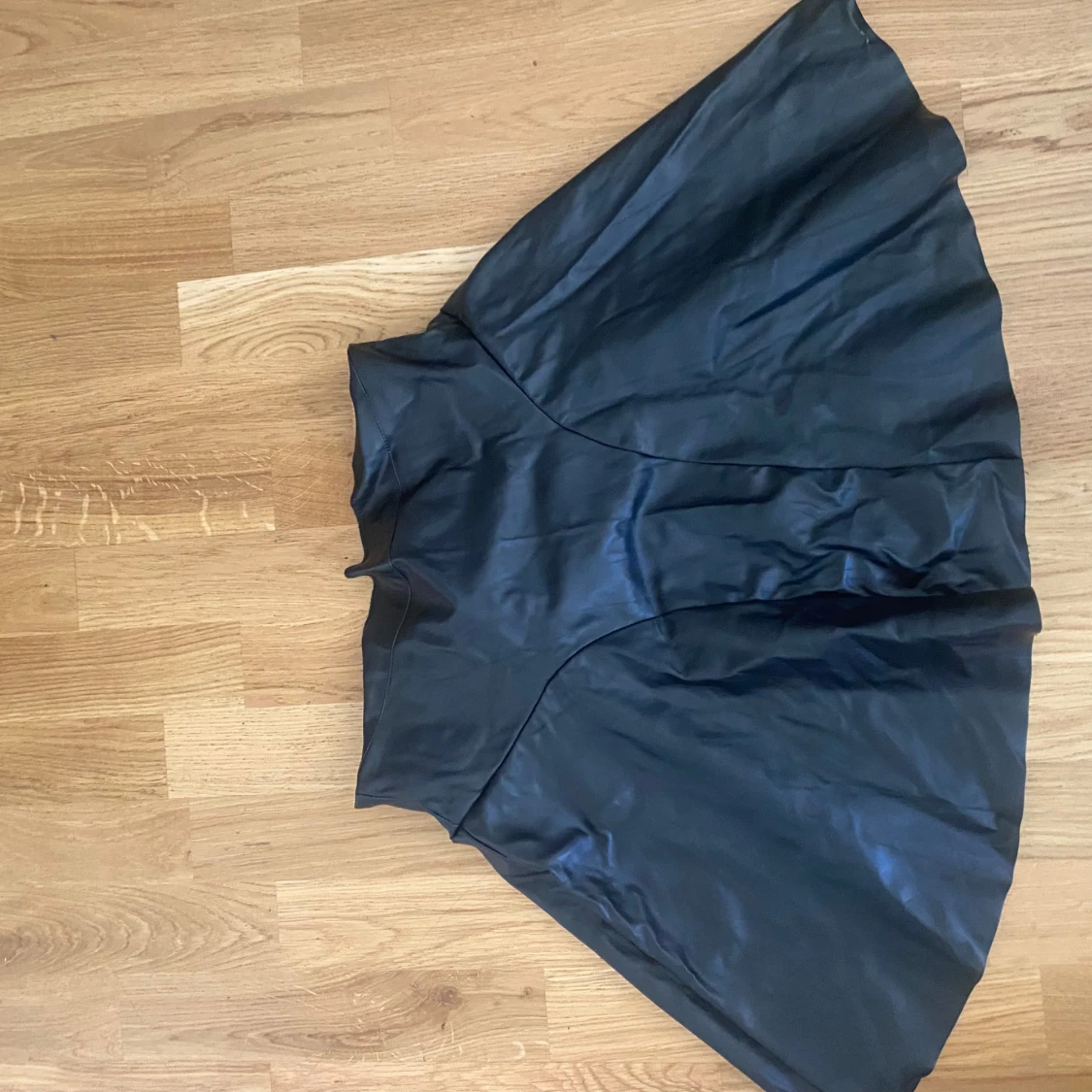 Svart skinnkjol med vid form