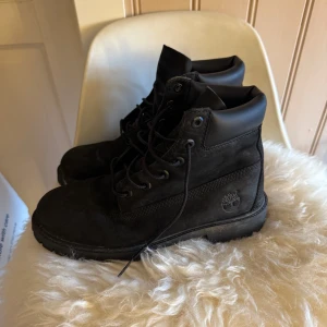 Timberland skor - Svarta Timberland skor/kängor i strl 39! Använda fåtal gånger, priset går att diskutera!! (Nypris 1149:-)