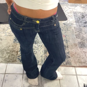 Mörkblå, jeans bootcut låg midja - Så fina lowaist bootcut jeans i nyskick! Midjemåttet: 37cm  Innerbenet mått: 82cm 💕 Vid frågor eller funderingar så är det bara att höra av sig själv! POSTAR SAMMA DAG SOM DU KÖPER! OM DU GÖR EN BUNDLE FÅR DU RABATT! 😊