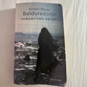 Måsarnas skratt - Skickar iväg samma dag eller dagen efter🙌🏼Kan förekomma lite klotter i boken. En gripande roman som utspelar sig på Island, där mystik och relationer vävs samman i en liten fiskeby. Perfekt för dig som gillar starka karaktärer, dramatik och nordisk atmosfär. En bok som fångar både unga och vuxna läsare.