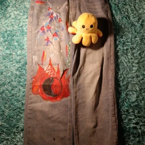 Custom made jeans - I customized these jeans myself, if anyone is interested in buying them, place your highest bid that you are comfortable with and we can probably work something out. Also, I'm open to new designs. If youw any something else to be printed or painted on the jeans, I can fix that for extra cost. :)) The waist is 30 inches and the length is 33.