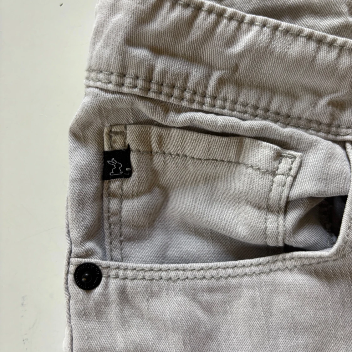 Lågmidjade grå jeansshorts - 2