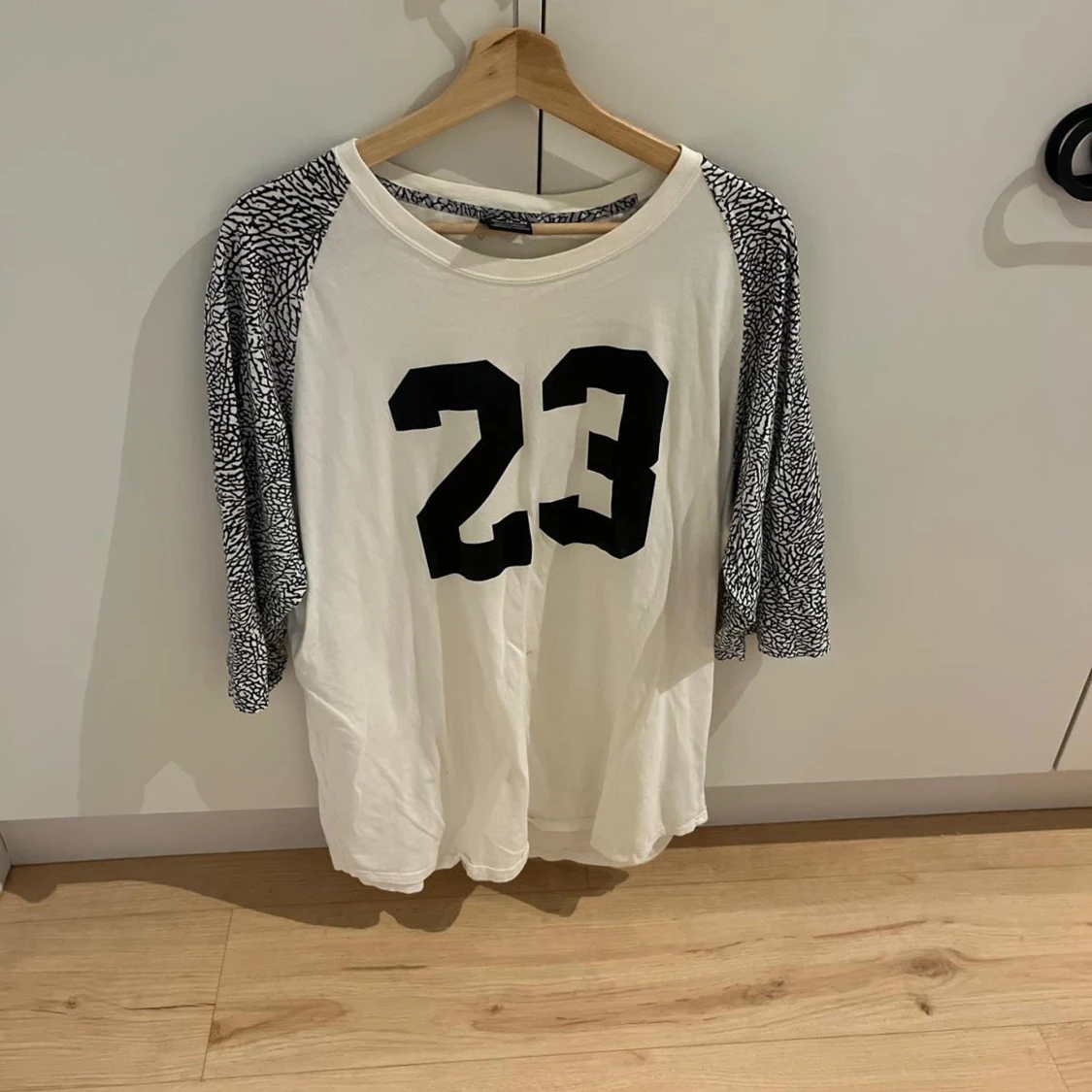 Jordan vit tröja med mönstrade ärmar