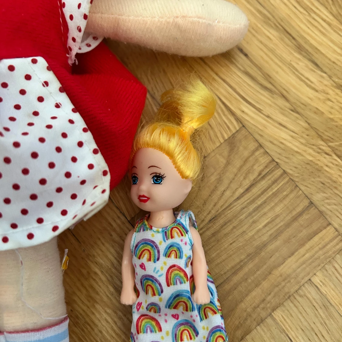 Röd prickig dockklänning med äpple - 2