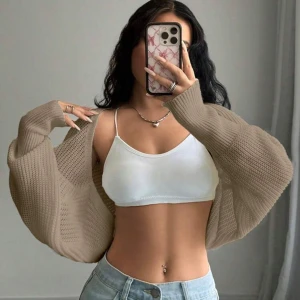 Beige bolero - Säljer en beige bolero som aldrig använd, endast provad. Skriv vid frågor❣️