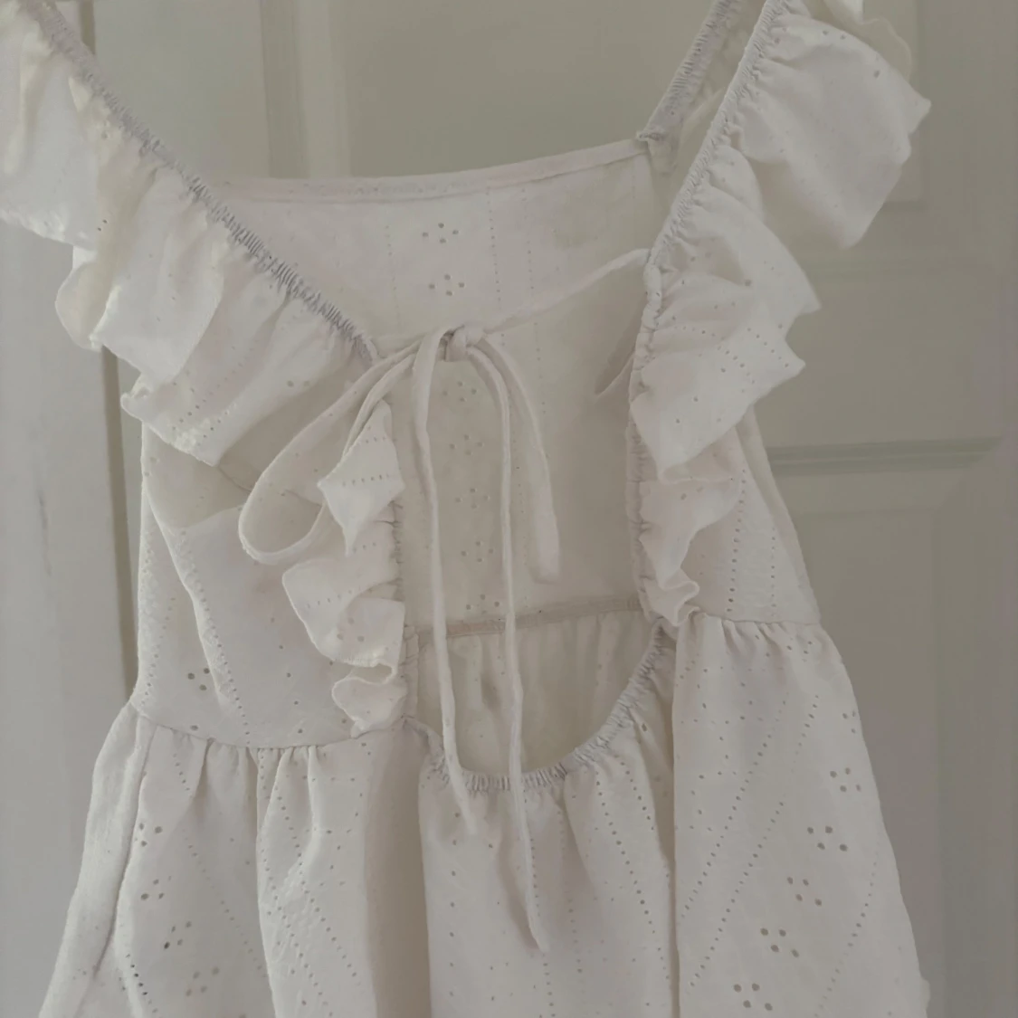 Vit blus med volang och knyt - 1