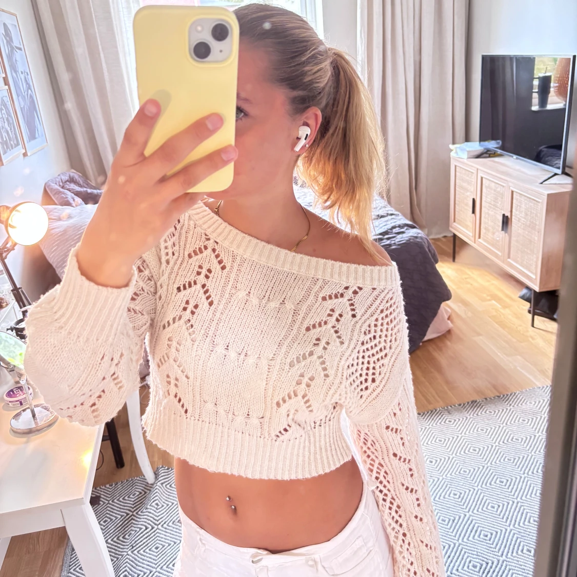 Croppad offshoulder stickad tröja - 1