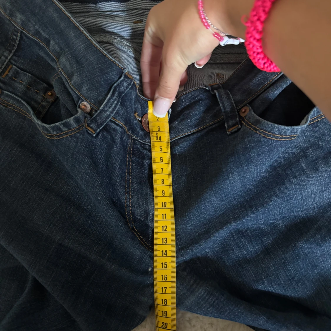 Blå bootcut jeans med slitning - 4