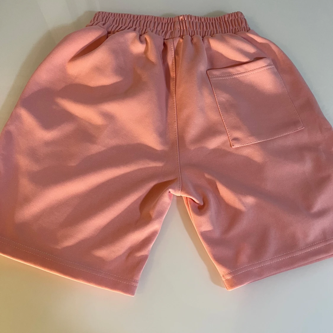 Rosa shorts med tryck och resårmidja - 1
