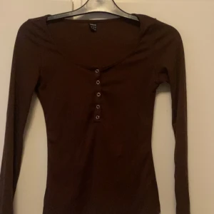 Shein henley tröja - Mörkbrun henley tröja i bra skick från shein. Storleken är S men skulle säga att den skulle passa XS också. Säljer då den inte passar mig längre.