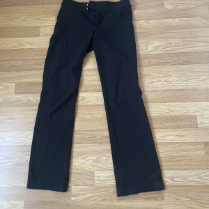 Kostymbyxa Nelly - Svarta, passar den som är runt 164cm 