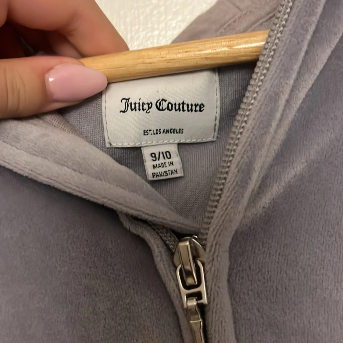 Grå velour hoodie från Juicy Couture - 2
